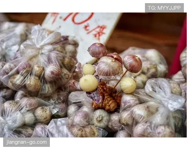 张怡宁逛菜市场拎着促销黄瓜被拍，隔壁大妈认出她那表情笑喷